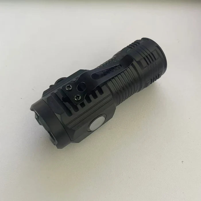 MaxPower™️ - Torcia tattica mini potente e indistruttibile.
