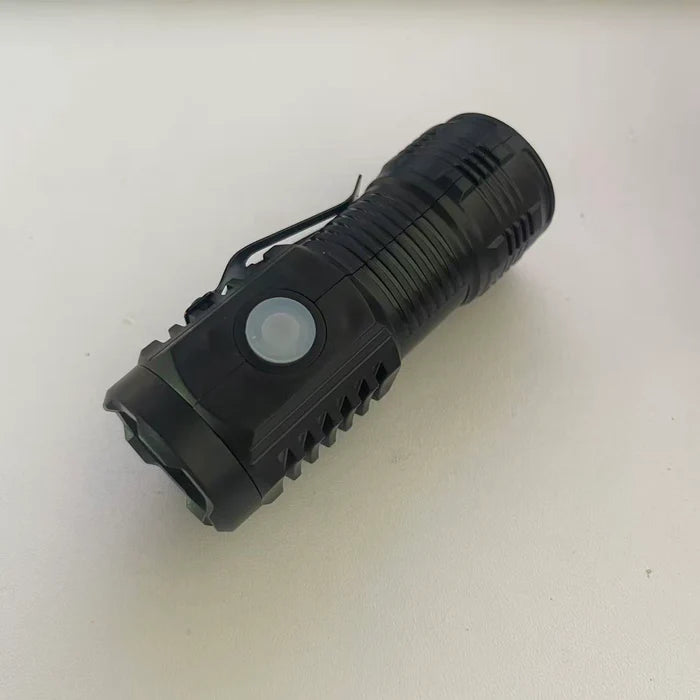MaxPower™️ - Torcia tattica mini potente e indistruttibile.